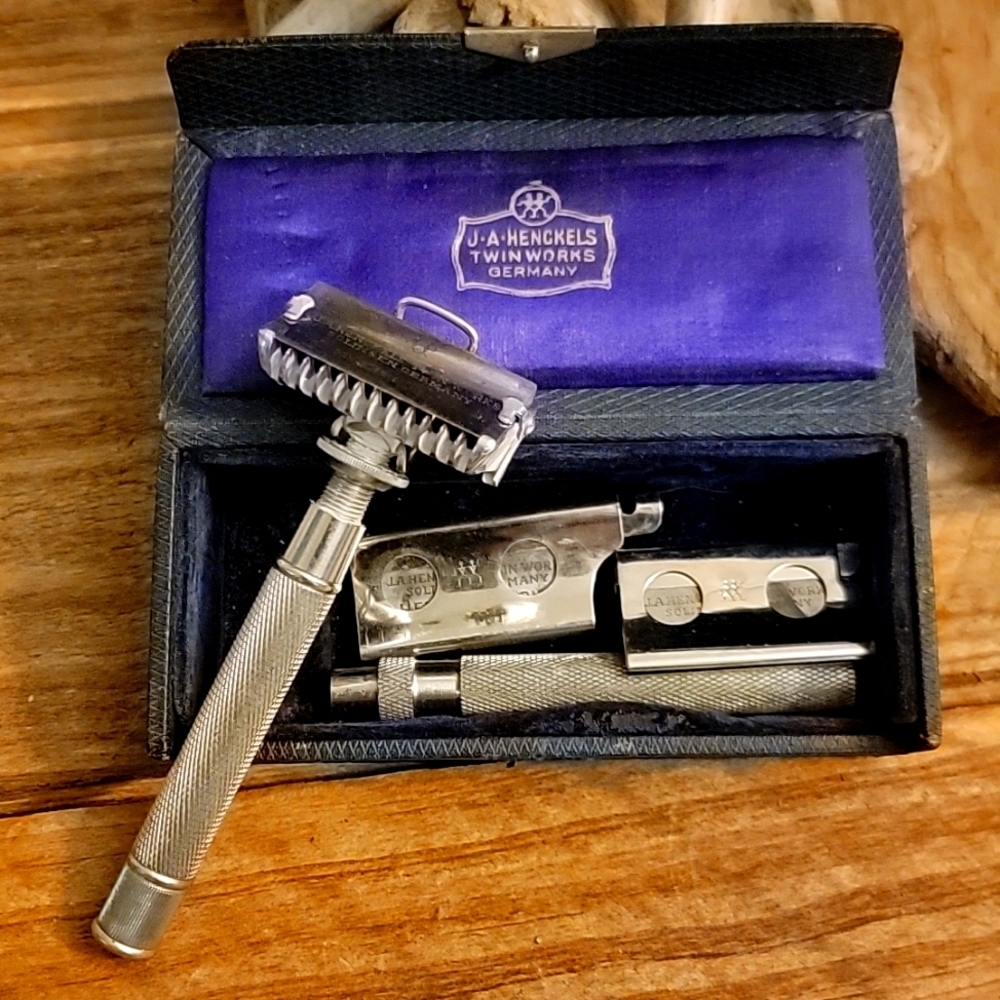 J A HENCKELS RAPIDE SAFETY RAZORWITH CASE AND BLADES CA 1910